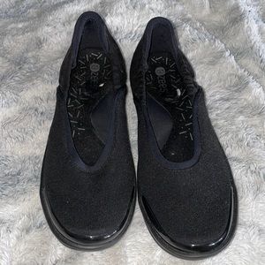Brand NEW Bzees dress shoes